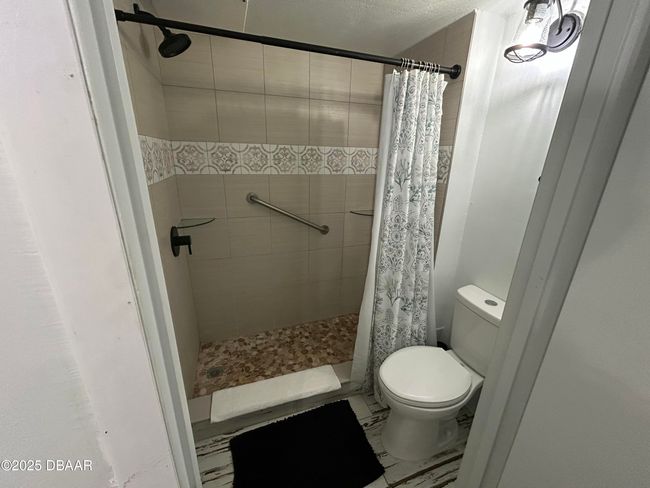 213-1909 S Atlantic shower & toilet | Image 25