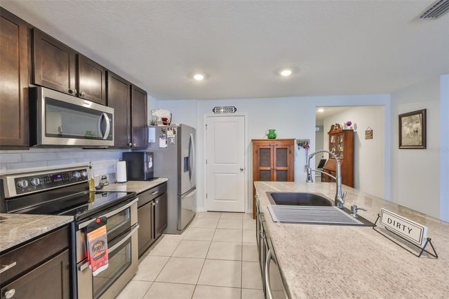 16704 Sunburst Lake St, House other with 3 bedrooms, 2 bathrooms and null parking in WIMAUMA FL | Image 12