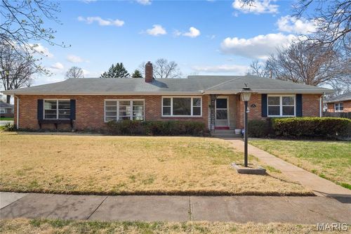 17 Valley Dr, Florissant, MO, 63031-8218 | Card Image