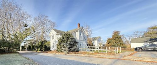 982 Roanoke Ave, Riverhead, NY, 11901-2731 | Card Image