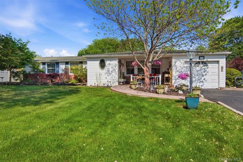 33 Fraternity Ln, Stony Brook, NY, 11790-2709 | Card Image