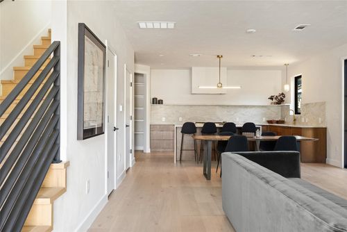 2-2305 E 21st St, Austin, TX, 78722-2113 | Card Image