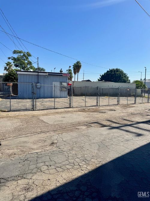 520 Kern St, Bakersfield, CA, 93305 | Card Image
