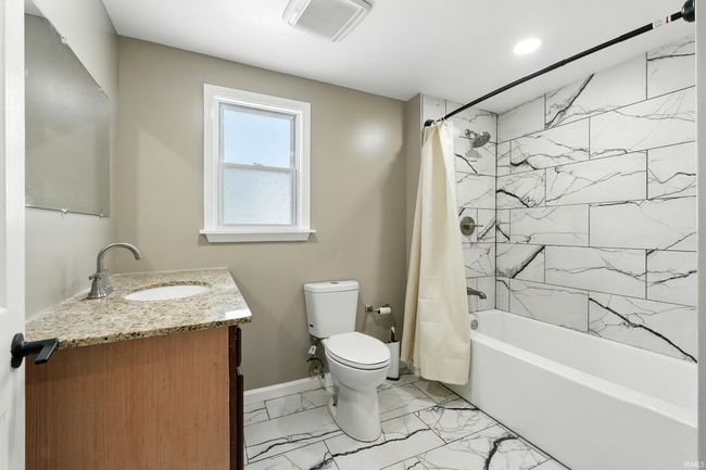 1025 S Gallatin St, House other with 5 bedrooms, 2 bathrooms and null parking in Marion IN | Image 12