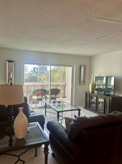 410 Se 2nd St, Hallandale Beach, FL, 33009-5661 | Card Image