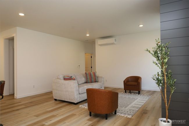 Living Room / Family Room | Image 10