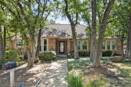 1919 Creek Wood Dr, Arlington, TX, 76006-6611 | Card Image