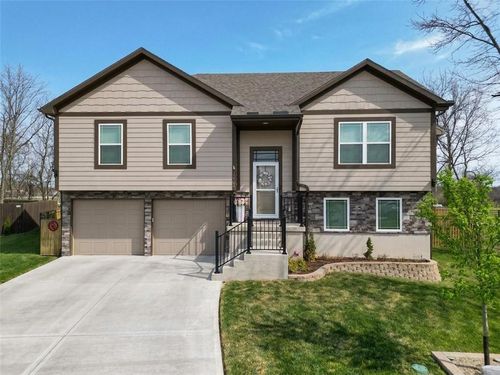 10009 Karyn Ct, Peculiar, MO, 64078-7846 | Card Image