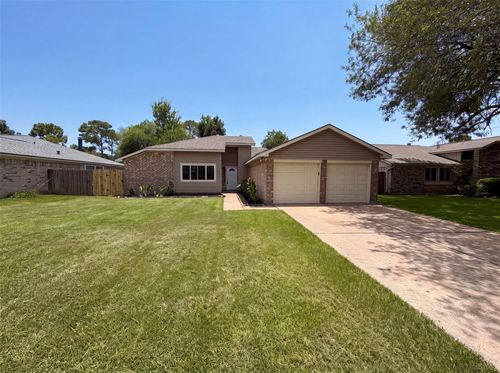 318 Floravista Dr, Webster, TX, 77598-2623 | Card Image