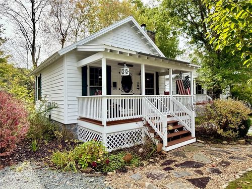 16 Fish Camp Cir, Newland, NC, 28657-7389 | Card Image