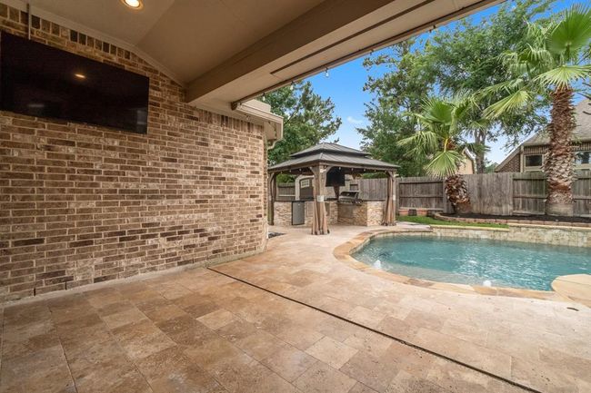 Covered patio and pool | Image 31