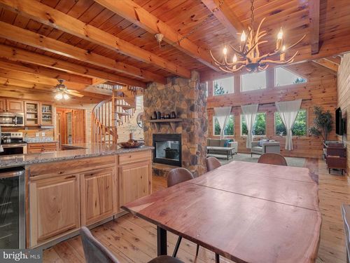 42 Marjorie Ct, BERKELEY SPRINGS, WV, 25411-6598 | Card Image