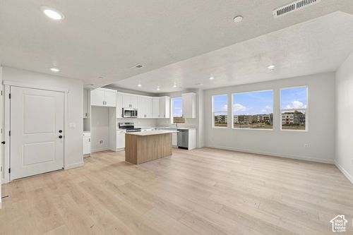 2e-204-8503 S Iris Lumi Ln, Midvale, UT, 84047 | Card Image