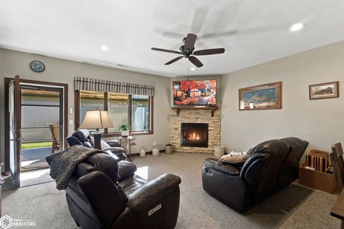 535 River Bend Ct, Mason City, IA, 50401-2588 | Card Image