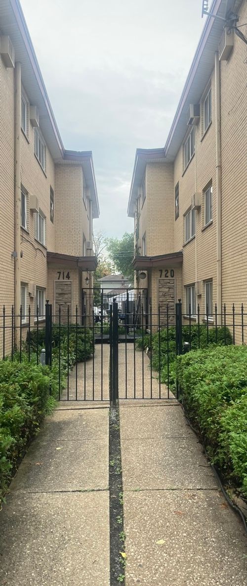 2sw-720 N Austin Boulevard, Oak Park, IL, 60302 | Card Image