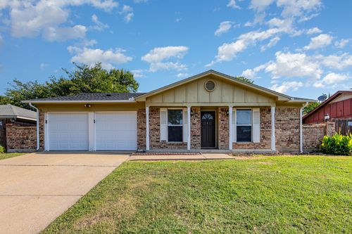 2005 Green Apple Ln, Arlington, TX, 76014-1635 | Card Image