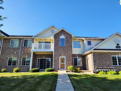 9288 Creekside Cir, Condo with 2 bedrooms, 2 bathrooms and null parking in Pleasant Prairie WI | Image 1