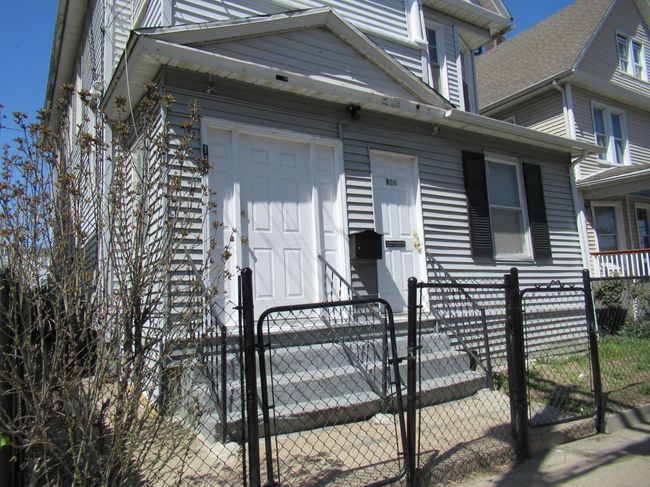 137 Clifford St, Home with 6 bedrooms, 3 bathrooms and null parking in Bridgeport CT | Image 4