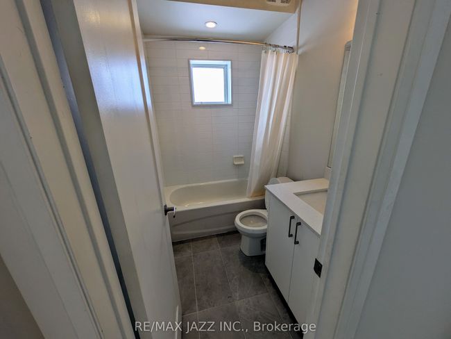 202 - 1303 Bayview Ave, Home with 2 bedrooms, 1 bathrooms and null parking in Toronto ON | Image 13