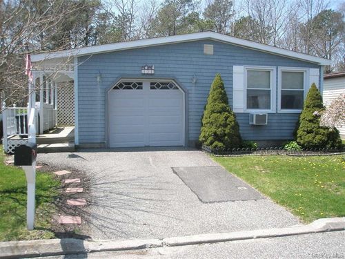 131 Village Cir W, Manorville, NY, 11949-9671 | Card Image