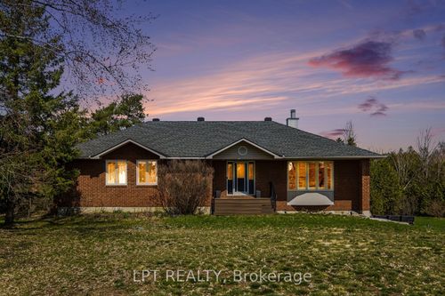 8297 Nashdale Drive, Greely - Metcalfe - Osgoode - Vernon and Area, ON, K0A2P0 | Card Image