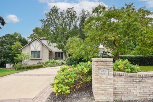 W131N7931 Country Club Ct, Menomonee Falls, WI, 53051-4458 | Card Image