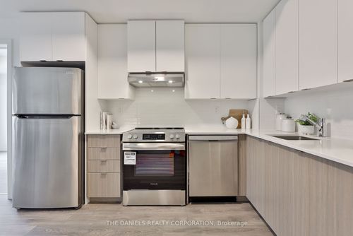 201-135 Canon Jackson Dr, York, ON, M6M0C3 | Card Image