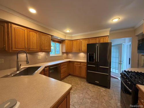 3245 Parker Dr, Royal Oak, MI, 48073-6918 | Card Image