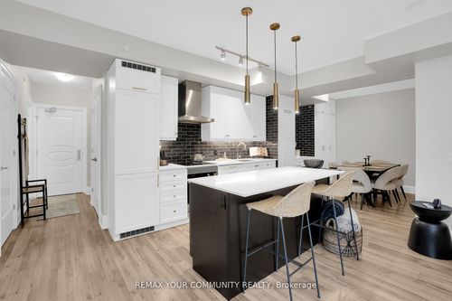 523-9085 Jane St, Concord, ON, L4K0L8 | Card Image