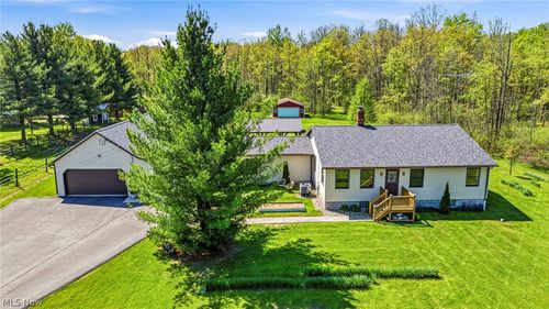 16715 Nauvoo Rd, Middlefield, OH, 44062-8411 | Card Image