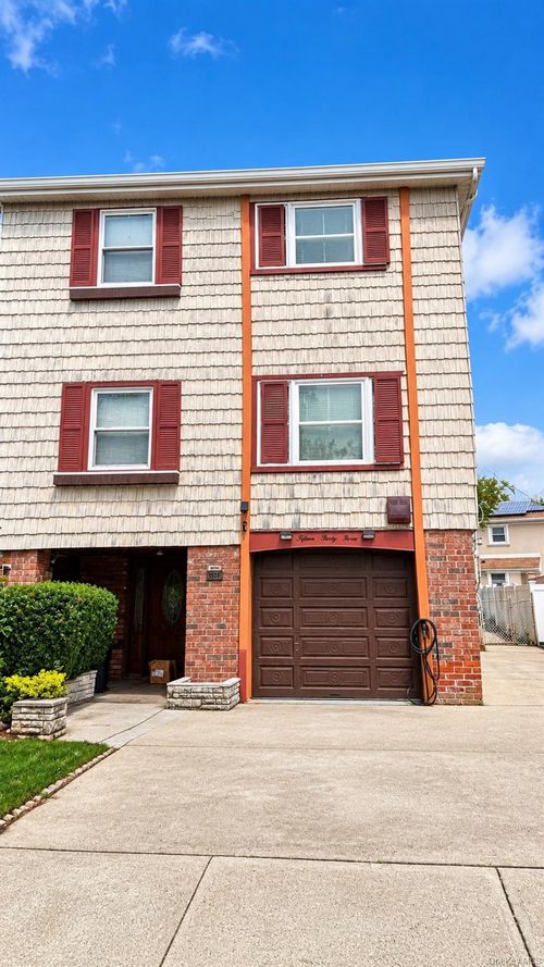 1533 208th St, Bayside, NY, 11360-1119 | Card Image