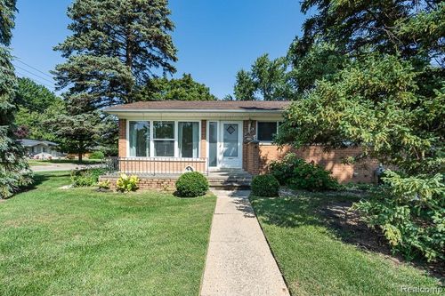 21221 Sunnyview St, Clinton Township, MI, 48035-5211 | Card Image