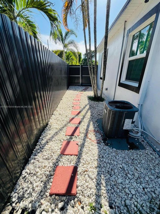 872 Nw 16 Th Ter, House other with 2 bedrooms, 1 bathrooms and null parking in Fort Lauderdale FL | Image 4