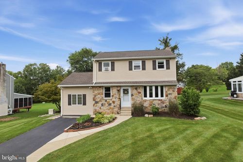 1385 Woodmere Dr, Pottstown, PA, 19464-2725 | Card Image