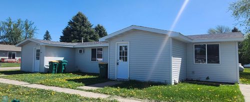 303 1st St Se, Gwinner, ND, 58040-4321 | Card Image