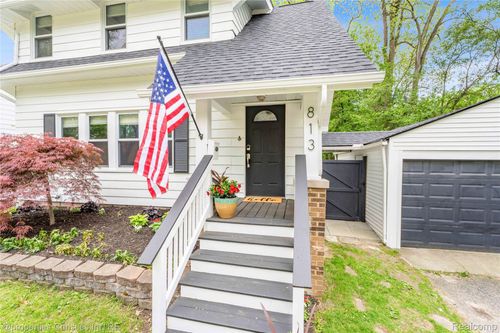 813 Catalpa Dr, Royal Oak, MI, 48067-1255 | Card Image
