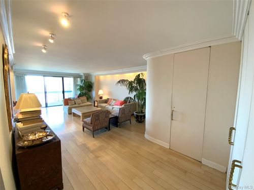 apt-25h-26910 Grand Central Pkwy, Floral Park, NY, 11005-1025 | Card Image