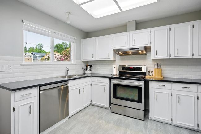 3032 Armada St, House other with 5 bedrooms, 3 bathrooms and 3 parking in Coquitlam BC | Image 10