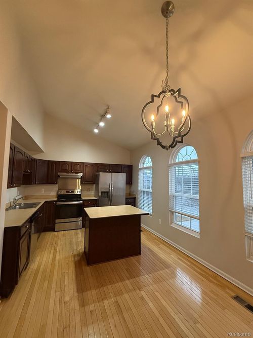 955 Sandalwood Dr, Troy, MI, 48085-1672 | Card Image