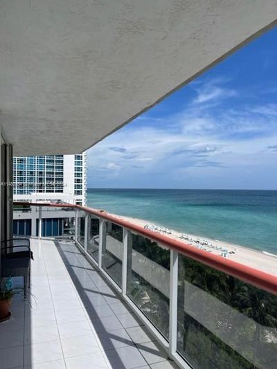 909 - 6767 Collins Ave, Condo with 2 bedrooms, 2 bathrooms and null parking in Miami Beach FL | Image 1