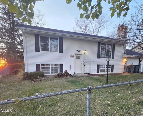 4813 E Roughrider Cir, Mandan, ND, 58554-1034 | Card Image