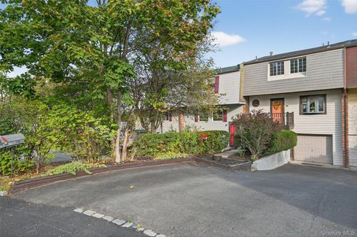 29 Red Barn Ln, Middletown, NY, 10940-2602 | Card Image