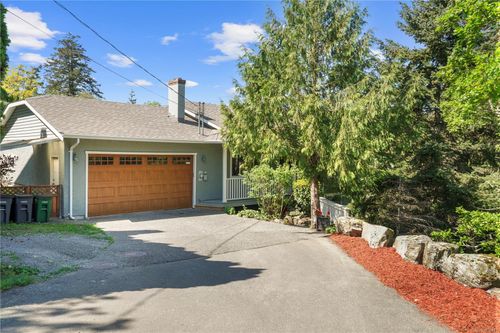 1071 Hyacinth Ave, Saanich, BC, V8Z2S7 | Card Image