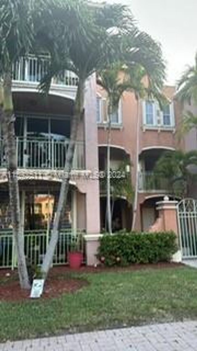 601 - 6670 Nw 114th Ave, Condo with 3 bedrooms, 2 bathrooms and null parking in Doral FL | Image 1