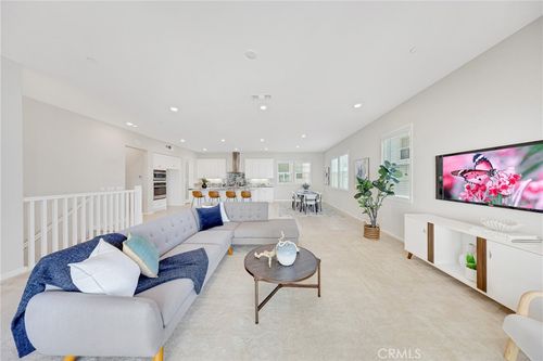 104 Sculpture, Irvine, CA, 92618-1376 | Card Image