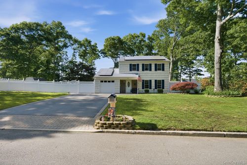 28 Cedar Heights Dr, Ridge, NY, 11961-3017 | Card Image