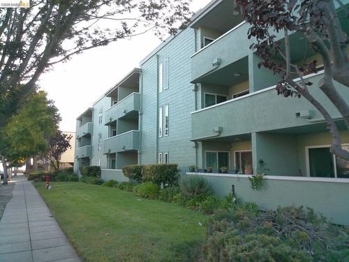 304-325 Kitty Hawk Rd, Alameda, CA, 94501-6018 | Card Image