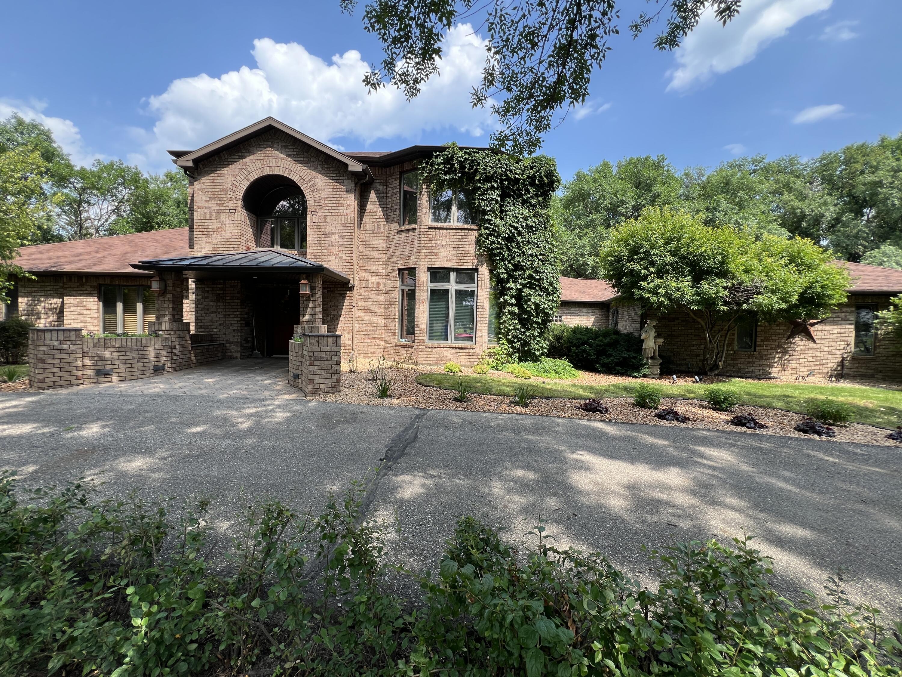 Melody Ln, Aberdeen, SD 57401