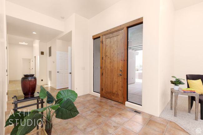 Entryway with visible vents | Image 23