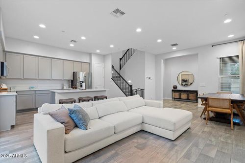 3041 N 37th Way, Phoenix, AZ, 85018-4084 | Card Image